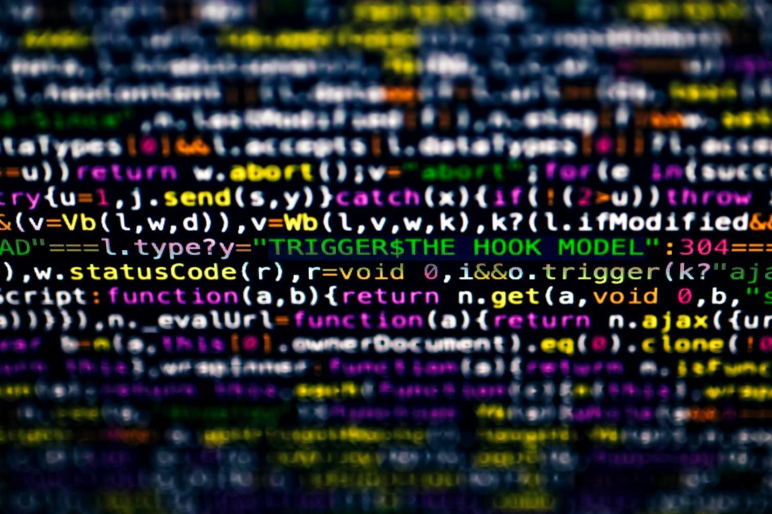 Internationale Studierende arbeiten gemeinsam an Programmieraufgaben